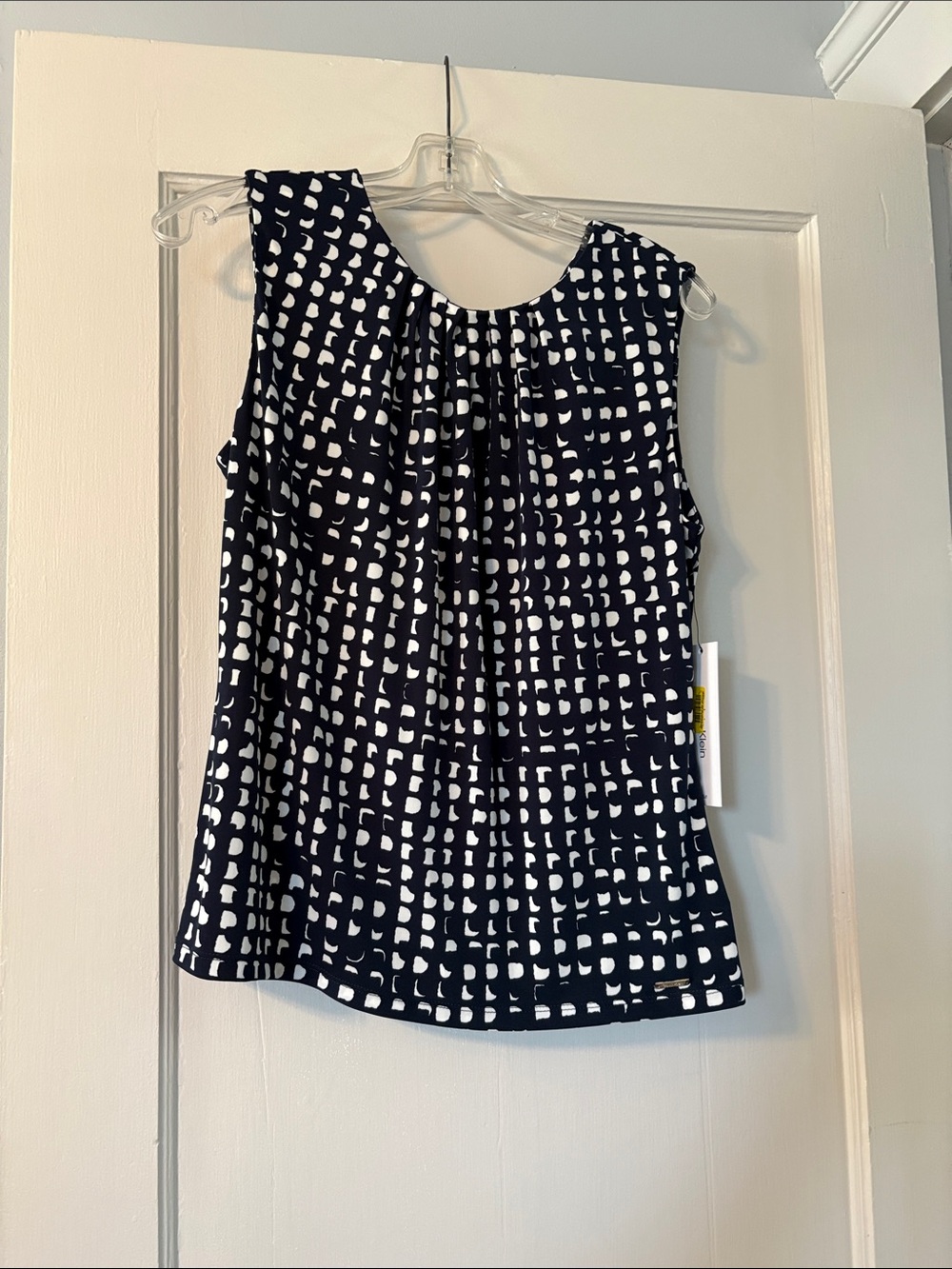 Sleeveless Black and White Patterned Women's Top